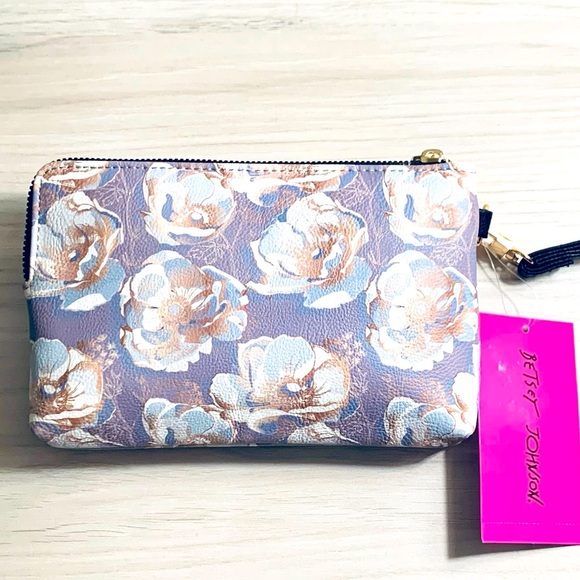 Betsey Johnson pouch wristlet! - Picture 2 of 2